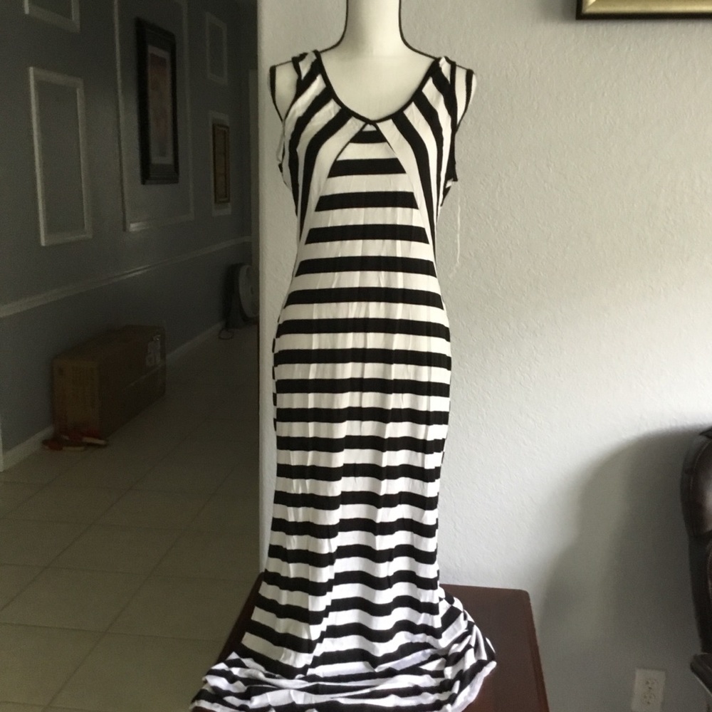 Nehman Marcus  size L Black and white black &white